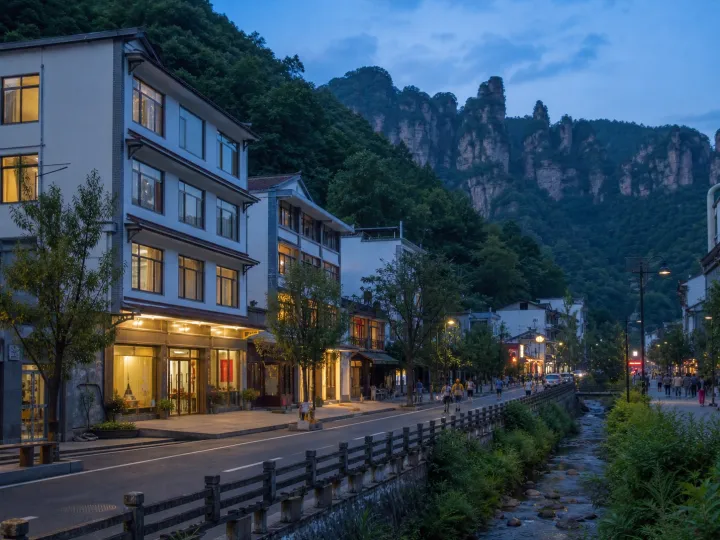 武陵源城区山脚下的住宿街区